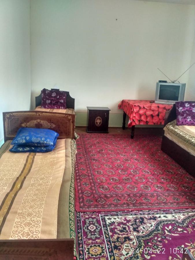 Western House Bed & Breakfast Qorowul Ngoại thất bức ảnh