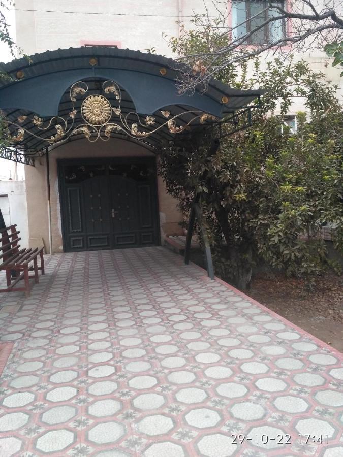 Western House Bed & Breakfast Qorowul Ngoại thất bức ảnh