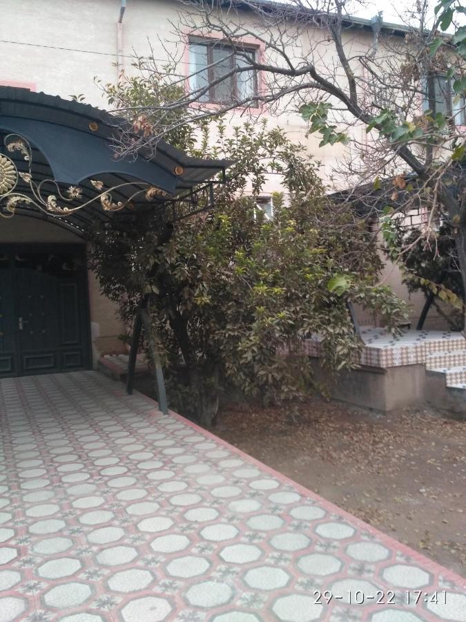 Western House Bed & Breakfast Qorowul Ngoại thất bức ảnh