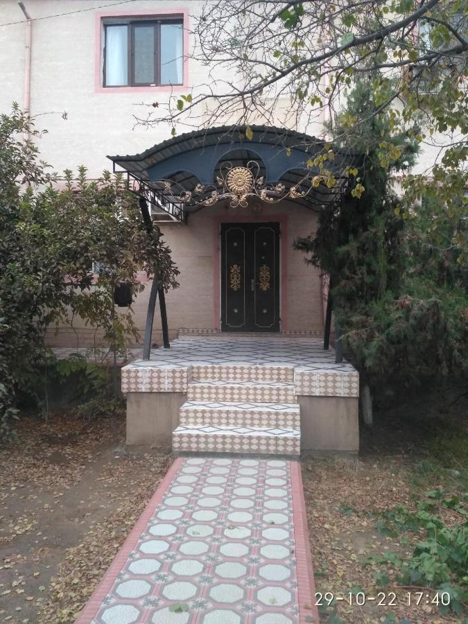 Western House Bed & Breakfast Qorowul Ngoại thất bức ảnh