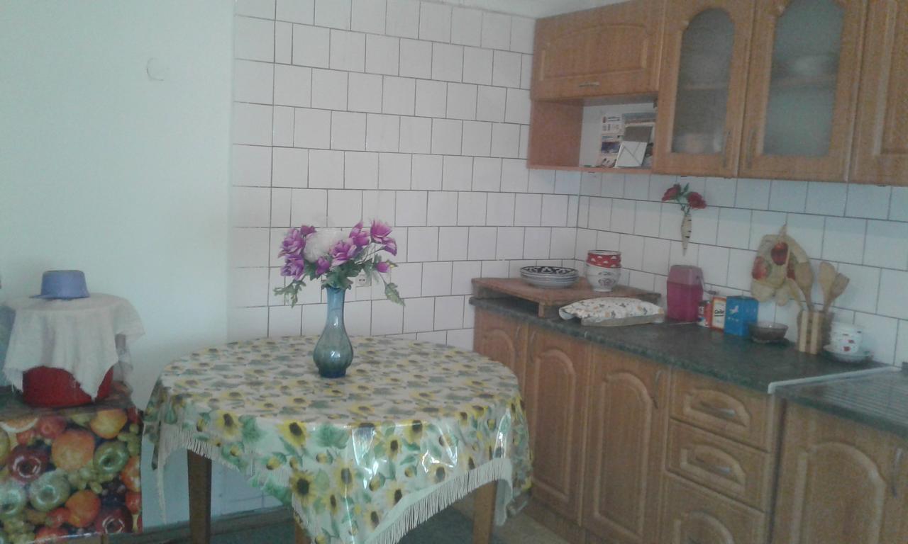 Western House Bed & Breakfast Qorowul Ngoại thất bức ảnh